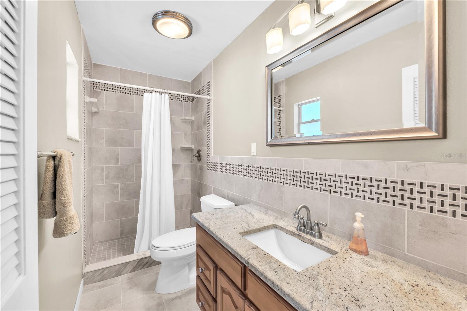 Listing photo id 12 for 3706 Orangecrest Street