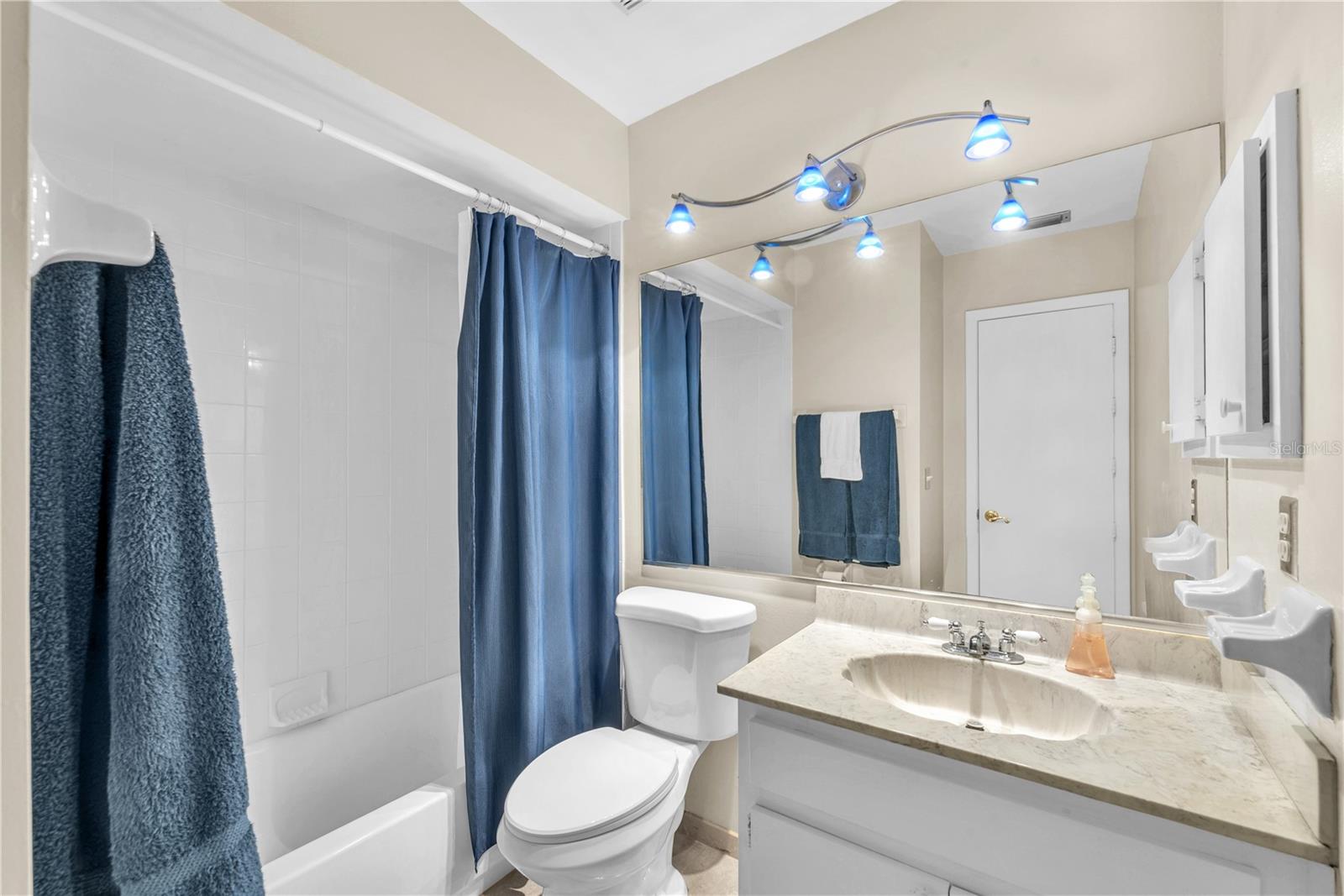 Listing photo id 15 for 3706 Orangecrest Street