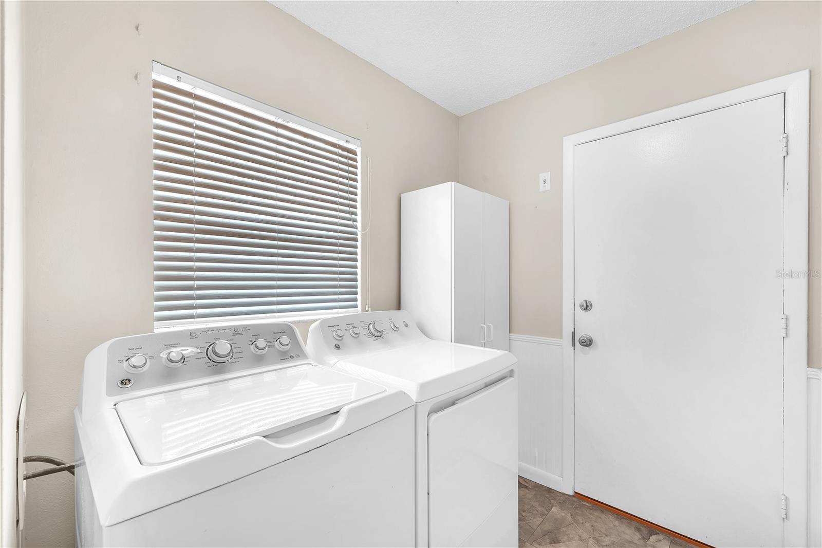 Listing photo id 17 for 3706 Orangecrest Street