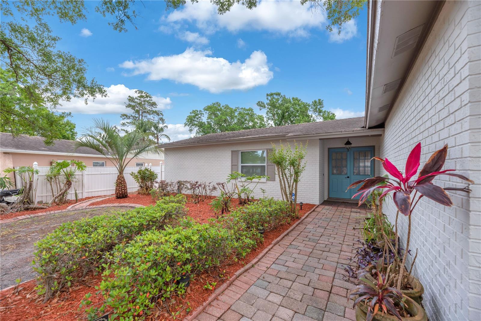 Listing photo id 2 for 3706 Orangecrest Street