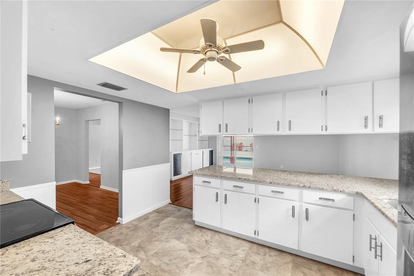 Listing photo id 5 for 3706 Orangecrest Street