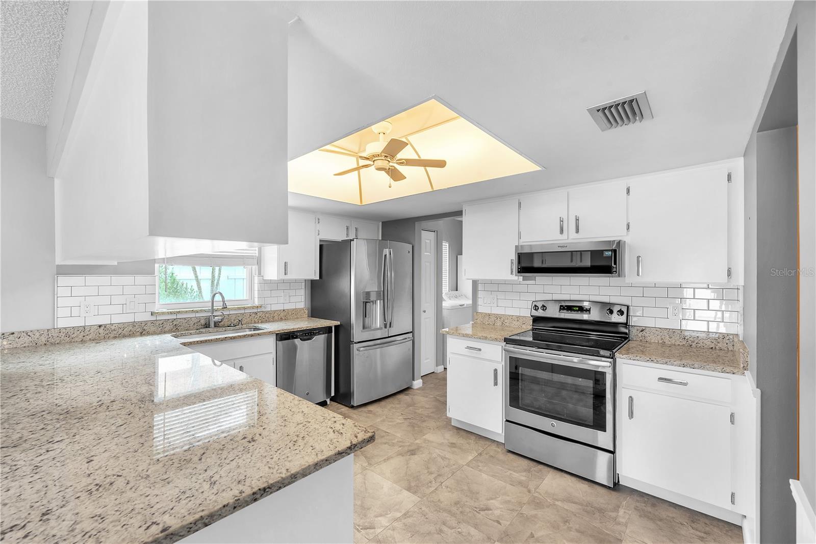 Listing photo id 6 for 3706 Orangecrest Street