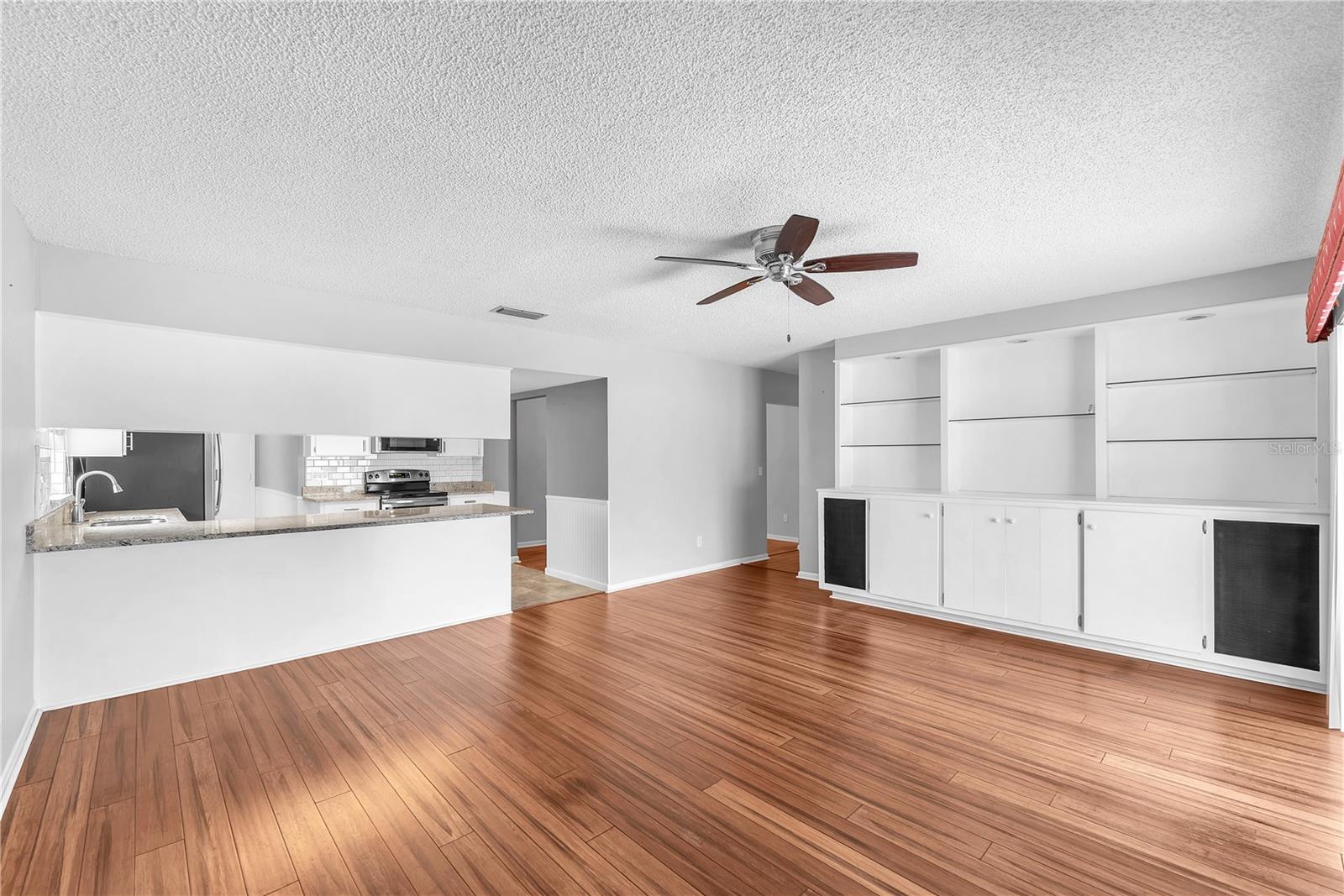 Listing photo id 7 for 3706 Orangecrest Street