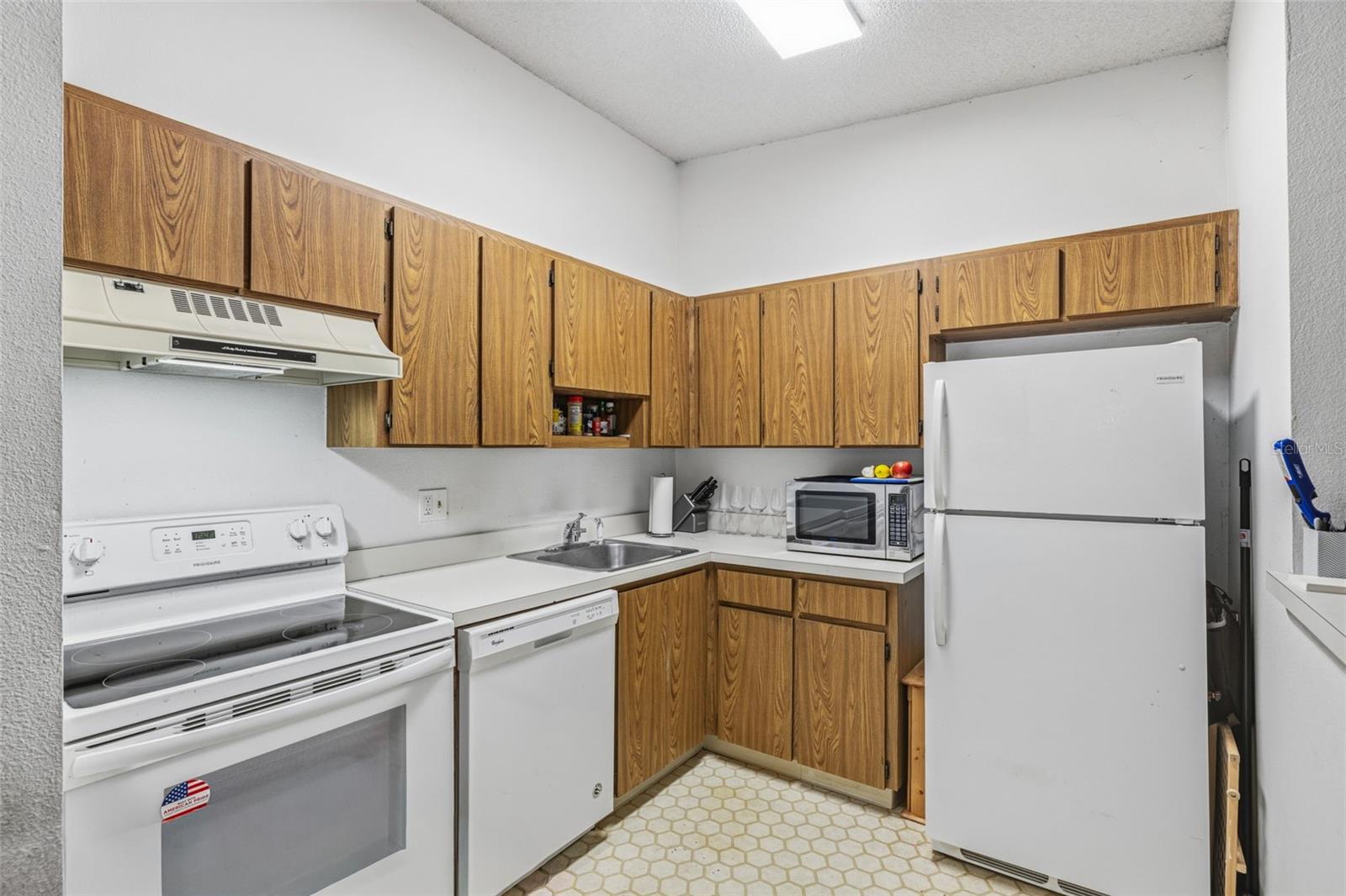 Image 10 of 28 For 6015 Laketree Lane B