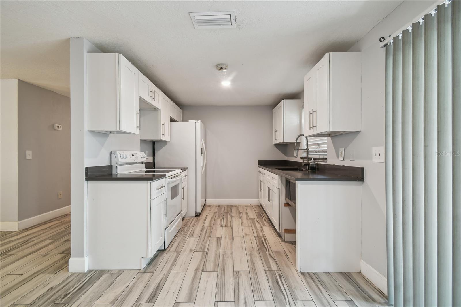 Image 4 of 39 For 3679 Sugarcreek Drive