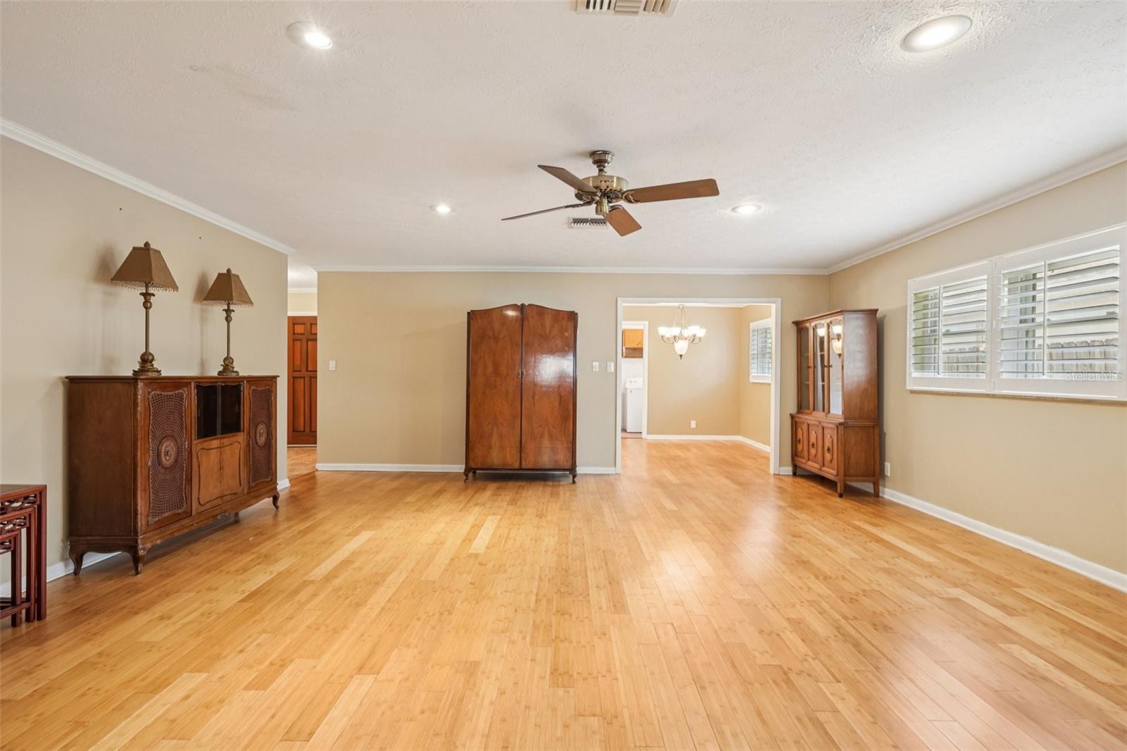 Listing photo id 8 for 11732 Moffat Avenue