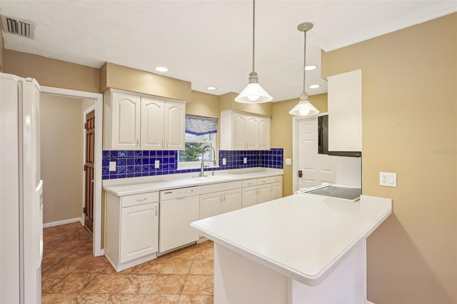 Listing photo id 11 for 11732 Moffat Avenue