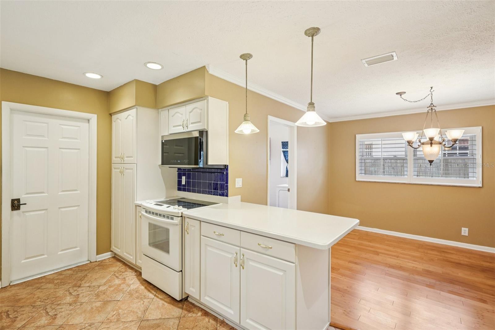 Listing photo id 12 for 11732 Moffat Avenue