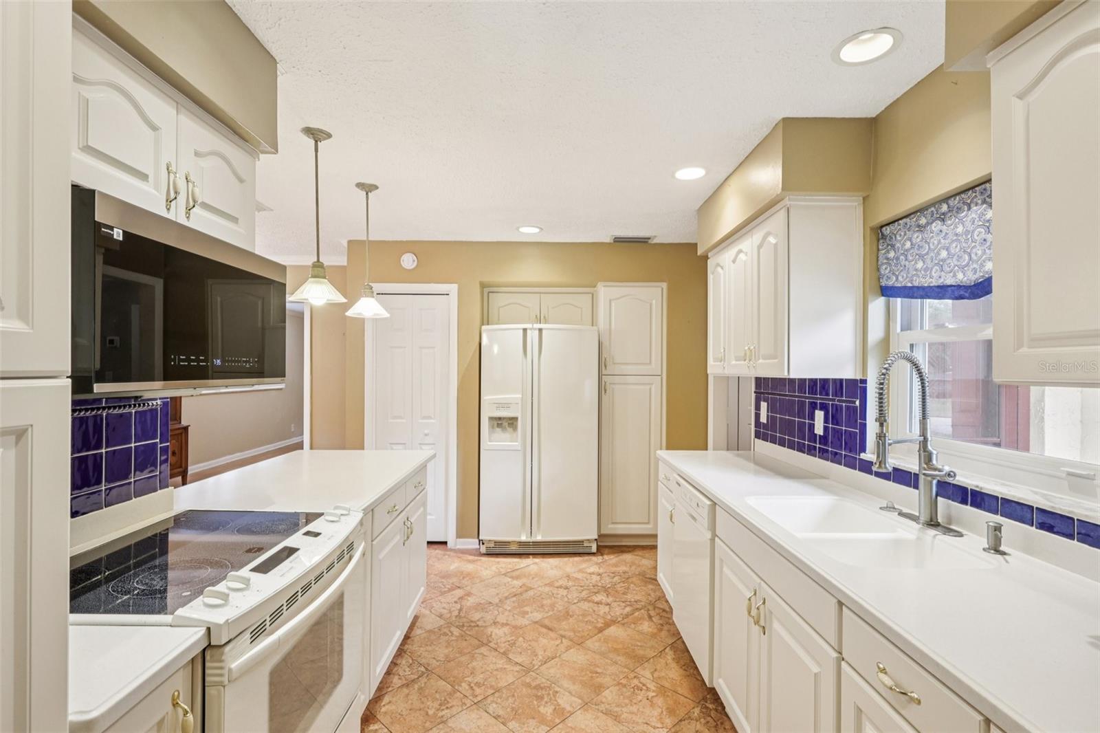 Listing photo id 13 for 11732 Moffat Avenue