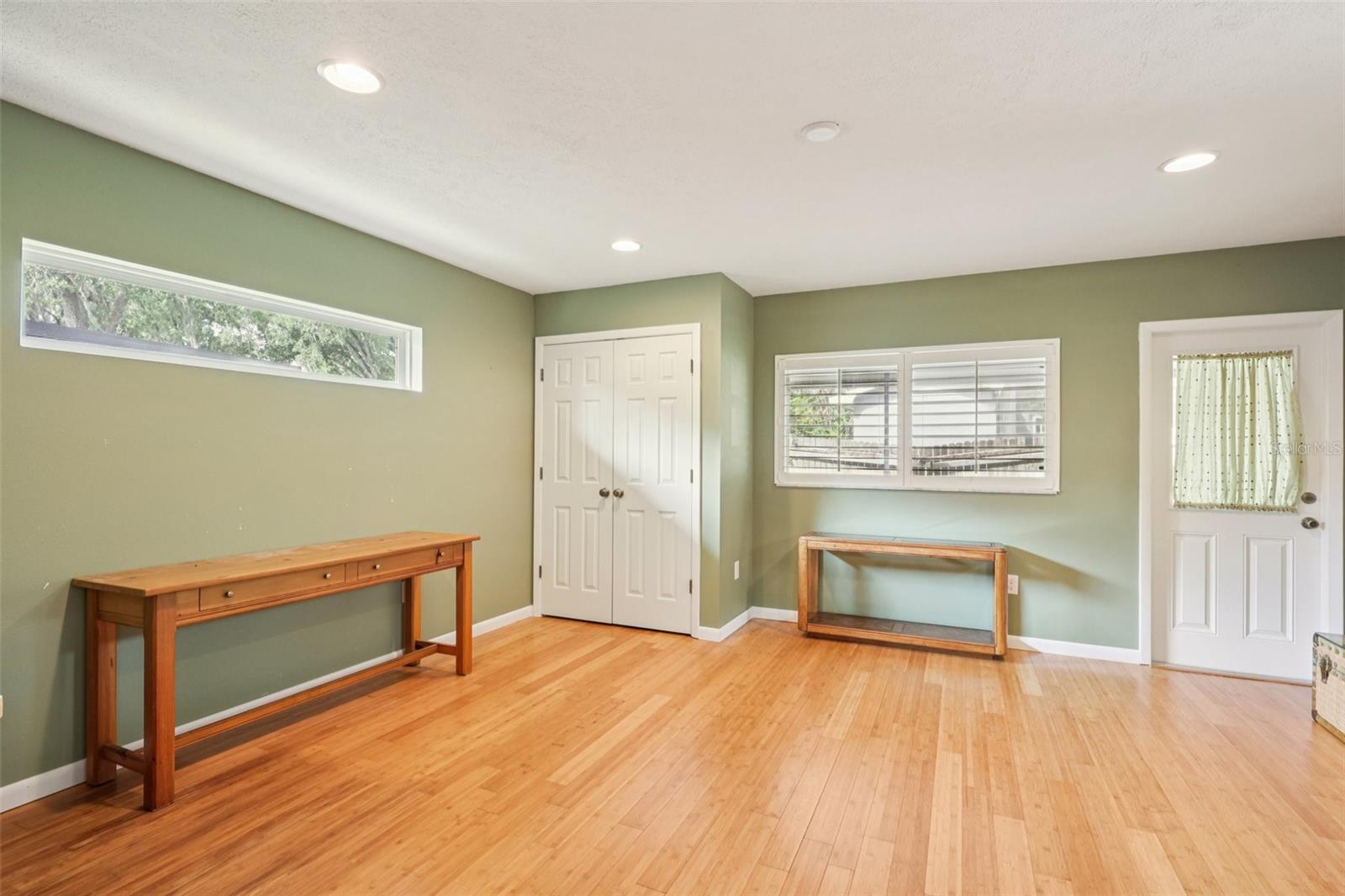 Listing photo id 14 for 11732 Moffat Avenue