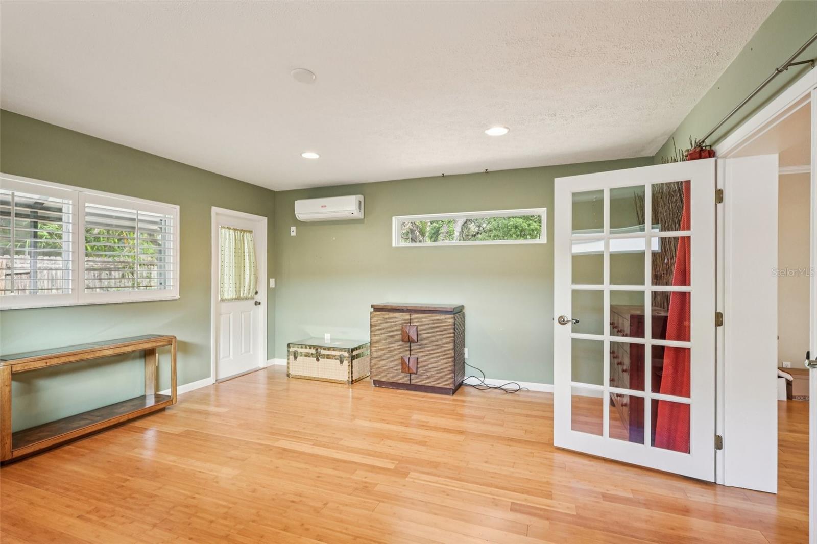 Listing photo id 15 for 11732 Moffat Avenue