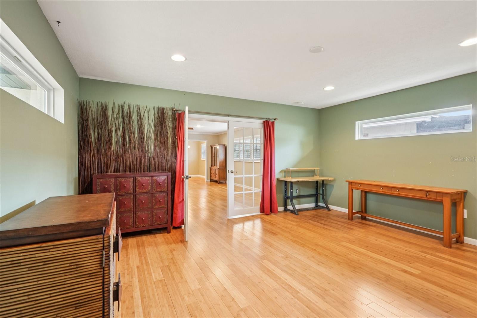 Listing photo id 16 for 11732 Moffat Avenue