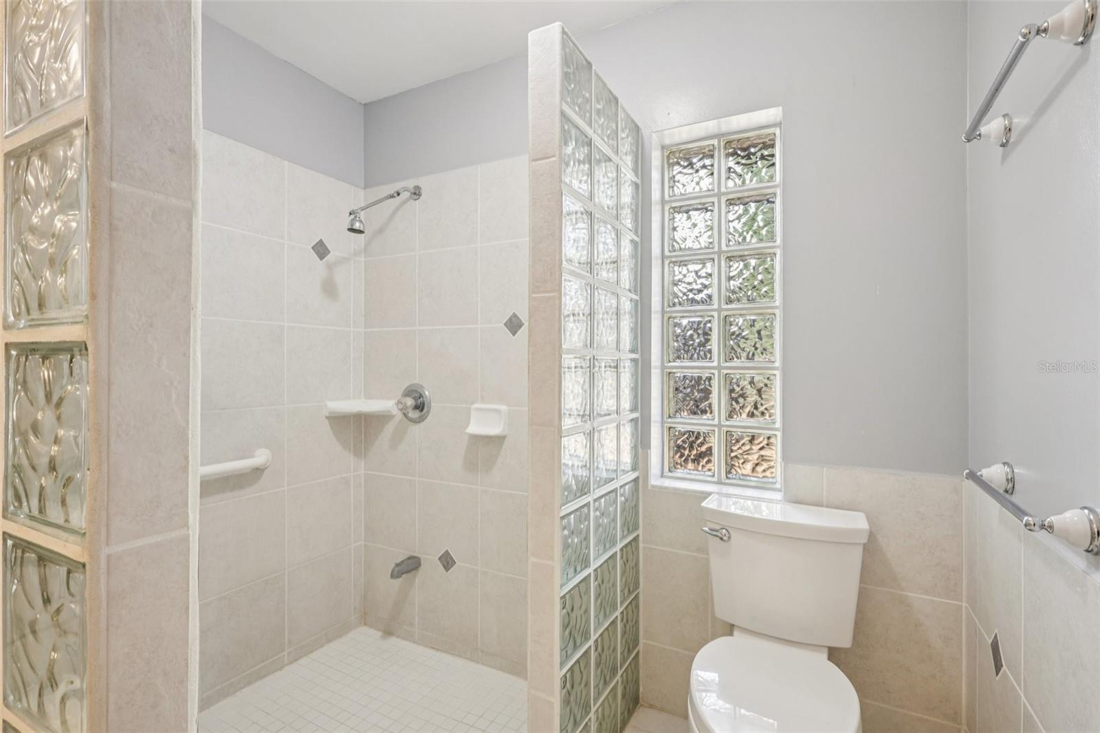 Listing photo id 21 for 11732 Moffat Avenue