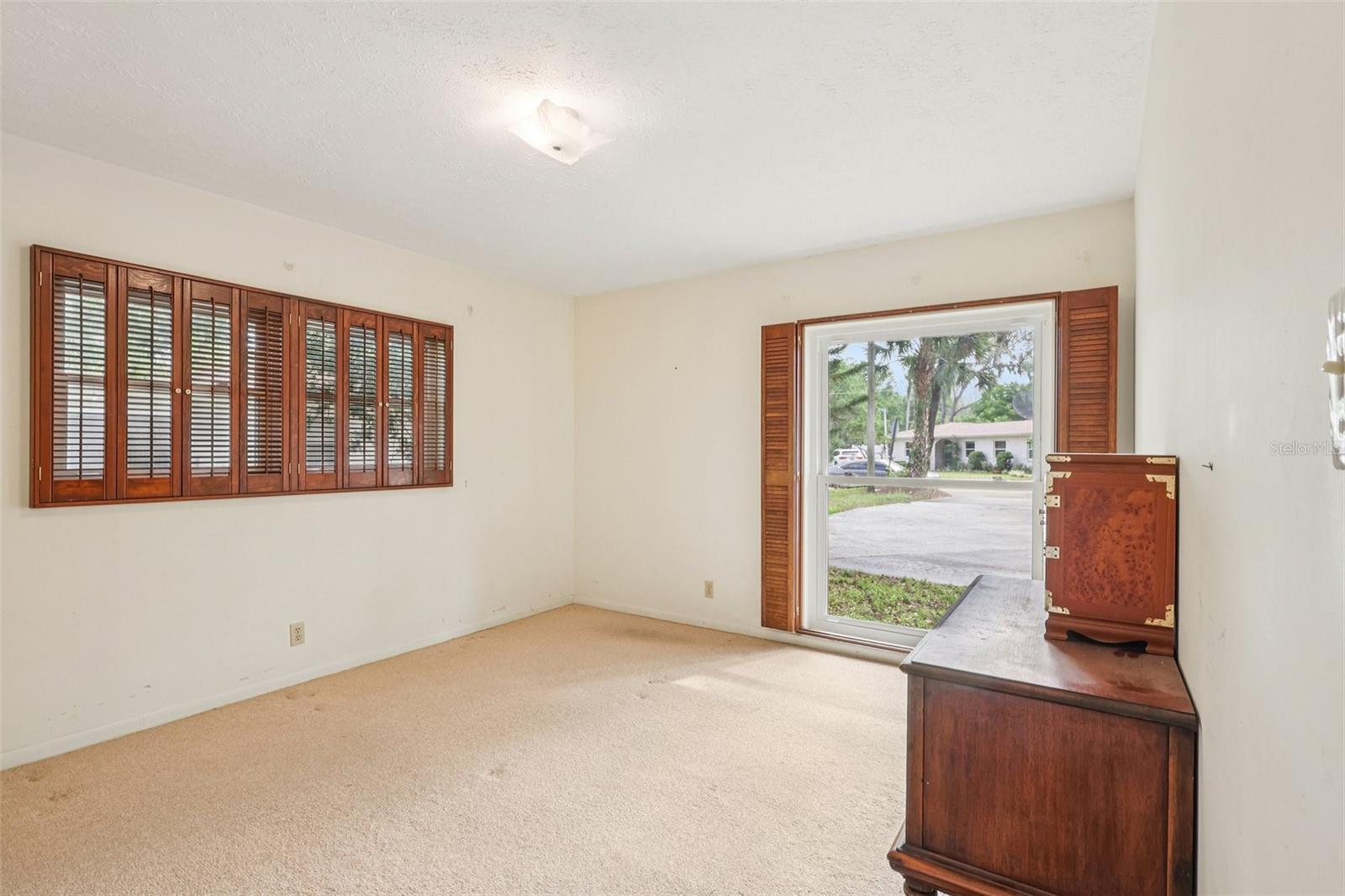 Listing photo id 24 for 11732 Moffat Avenue