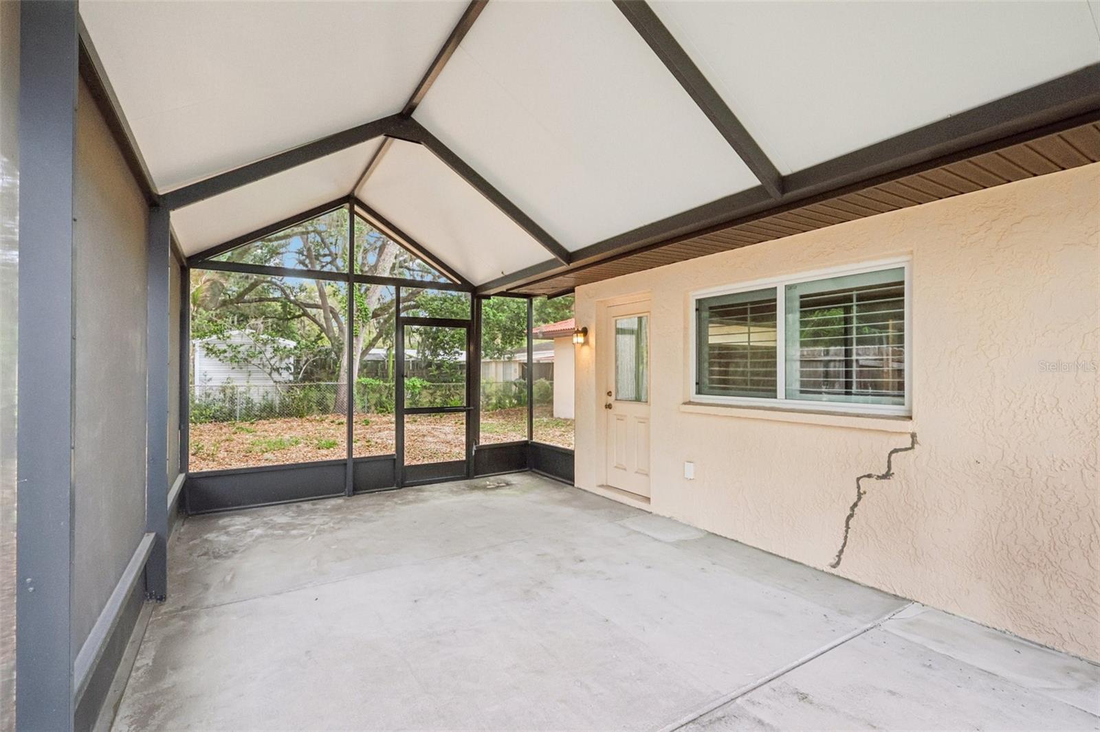 Listing photo id 30 for 11732 Moffat Avenue