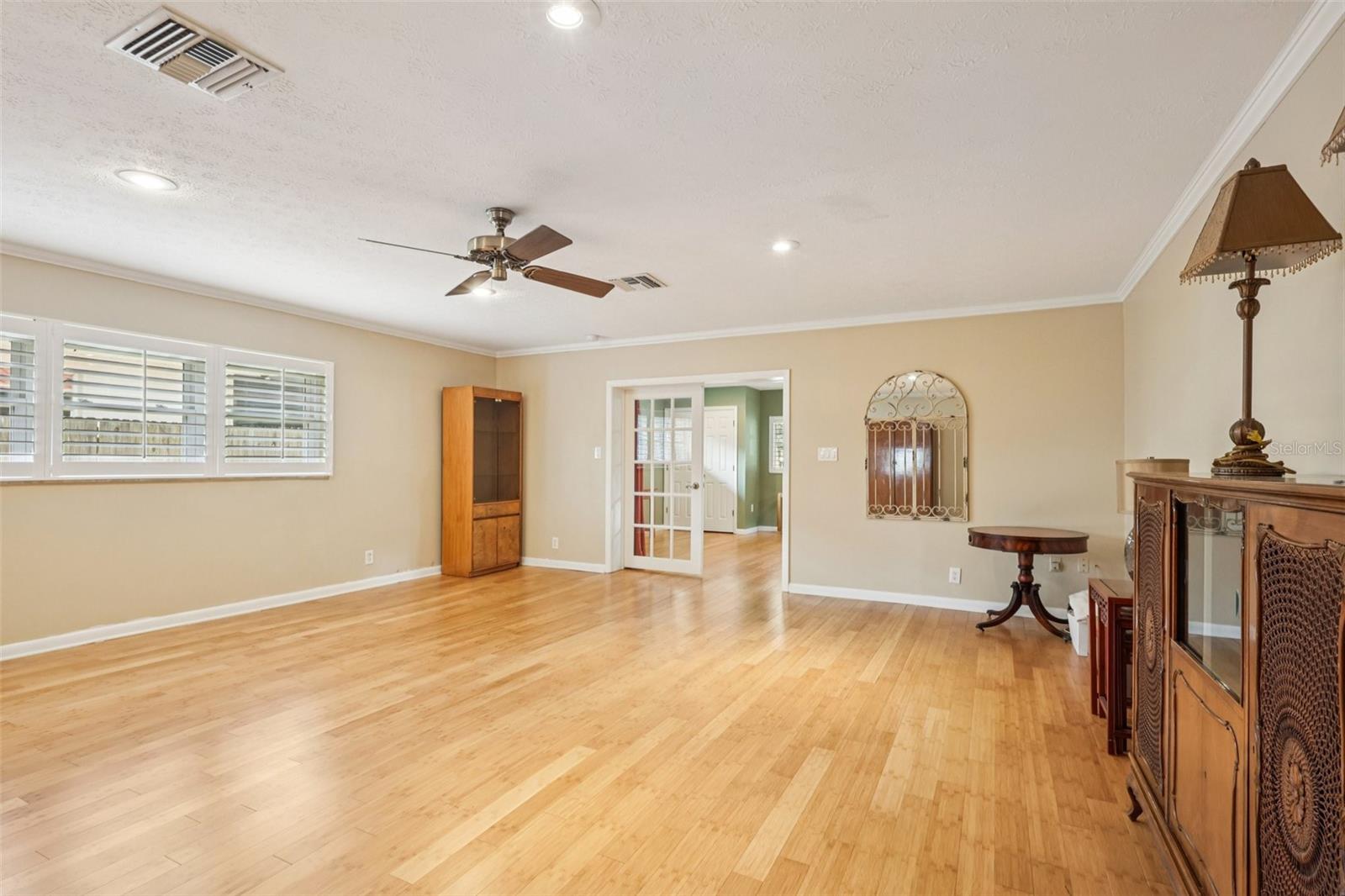 Listing photo id 6 for 11732 Moffat Avenue