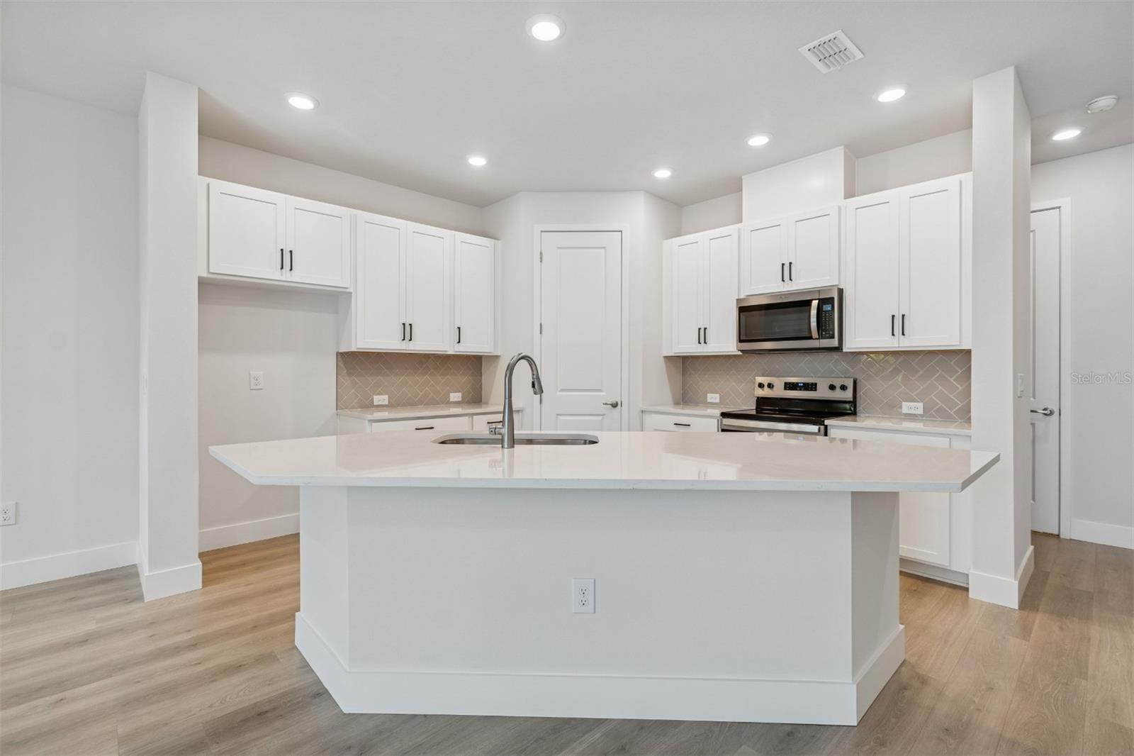 Image 5 of 39 For 10720 Oak Bend Drive