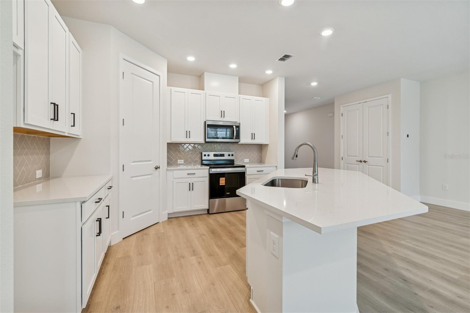 Image 6 of 39 For 10720 Oak Bend Drive