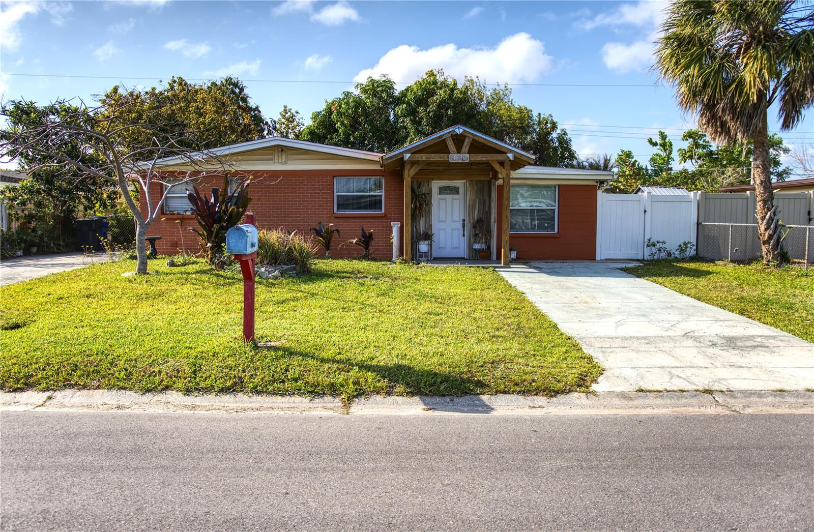 Listing photo id 0 for 4530 Idlewild Avenue