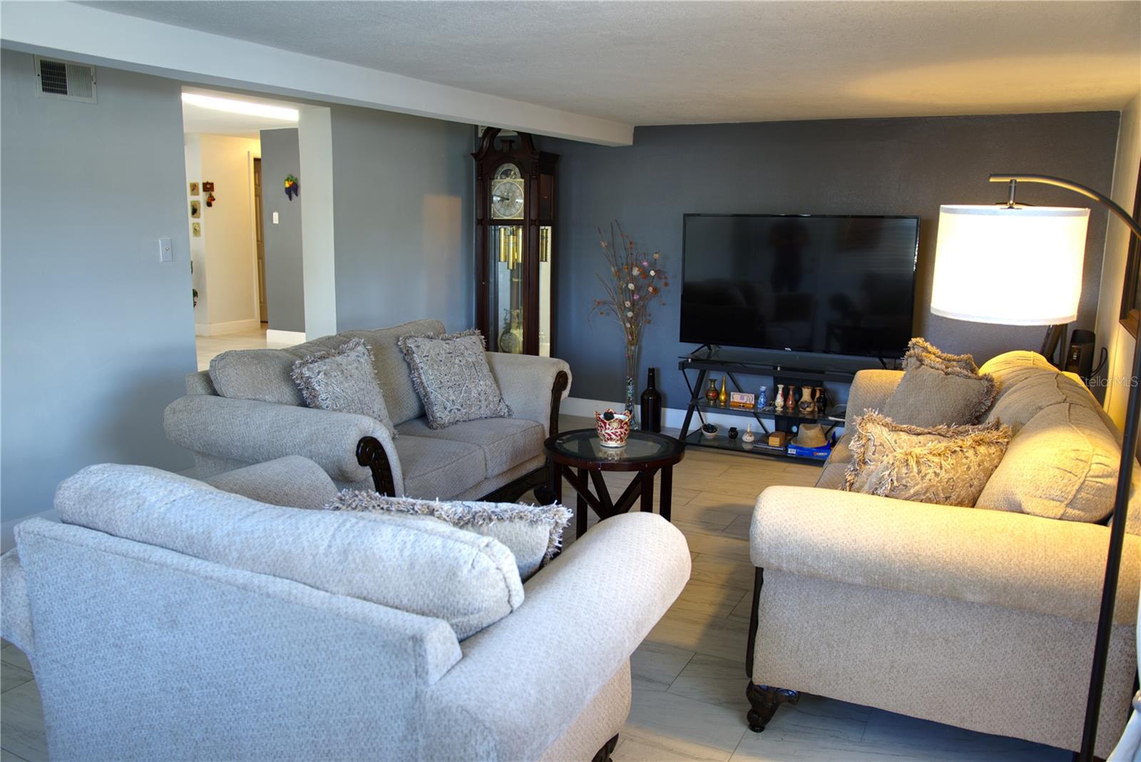 Listing photo id 3 for 4530 Idlewild Avenue