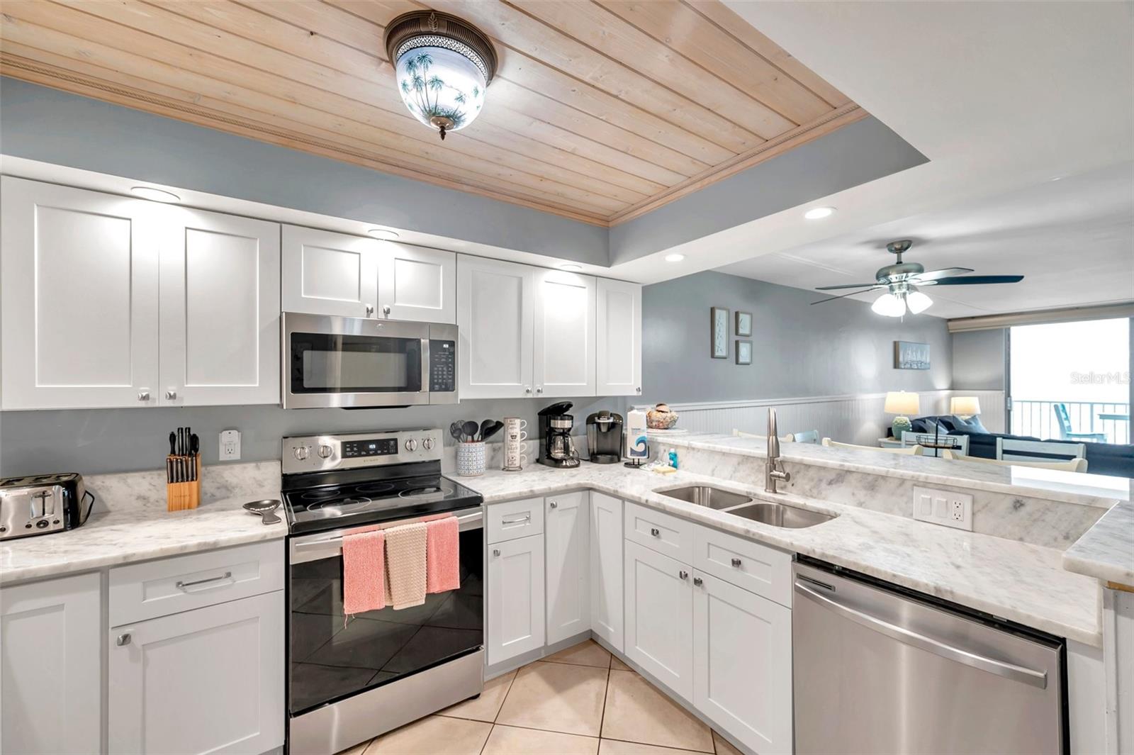 Listing photo id 10 for 20000 Gulf Boulevard 305