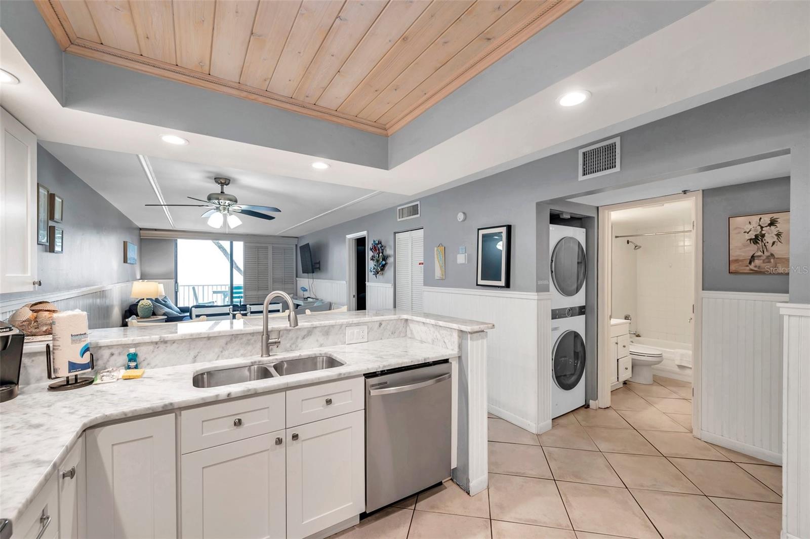 Listing photo id 11 for 20000 Gulf Boulevard 305