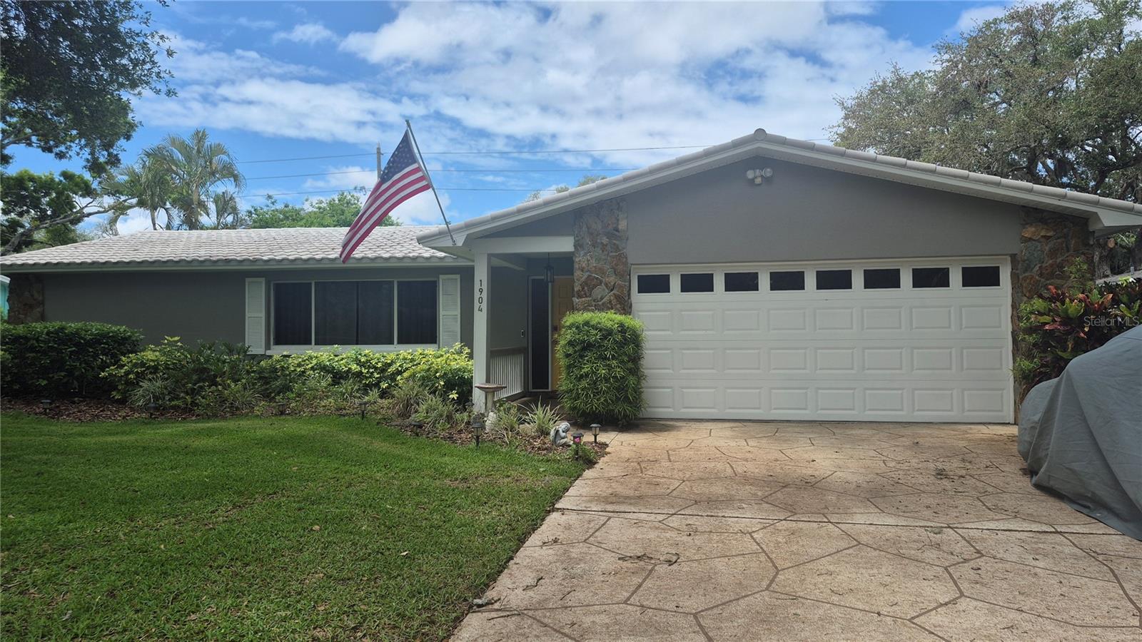 Listing Details for 1904 Granada Court, CLEARWATER, FL 33764