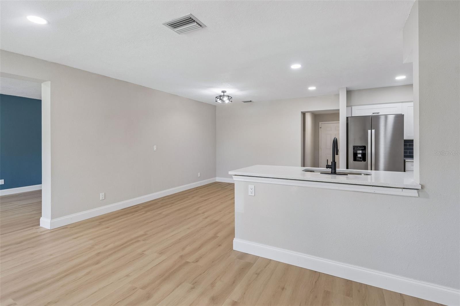 Listing photo id 8 for 3415 Knollwood Street