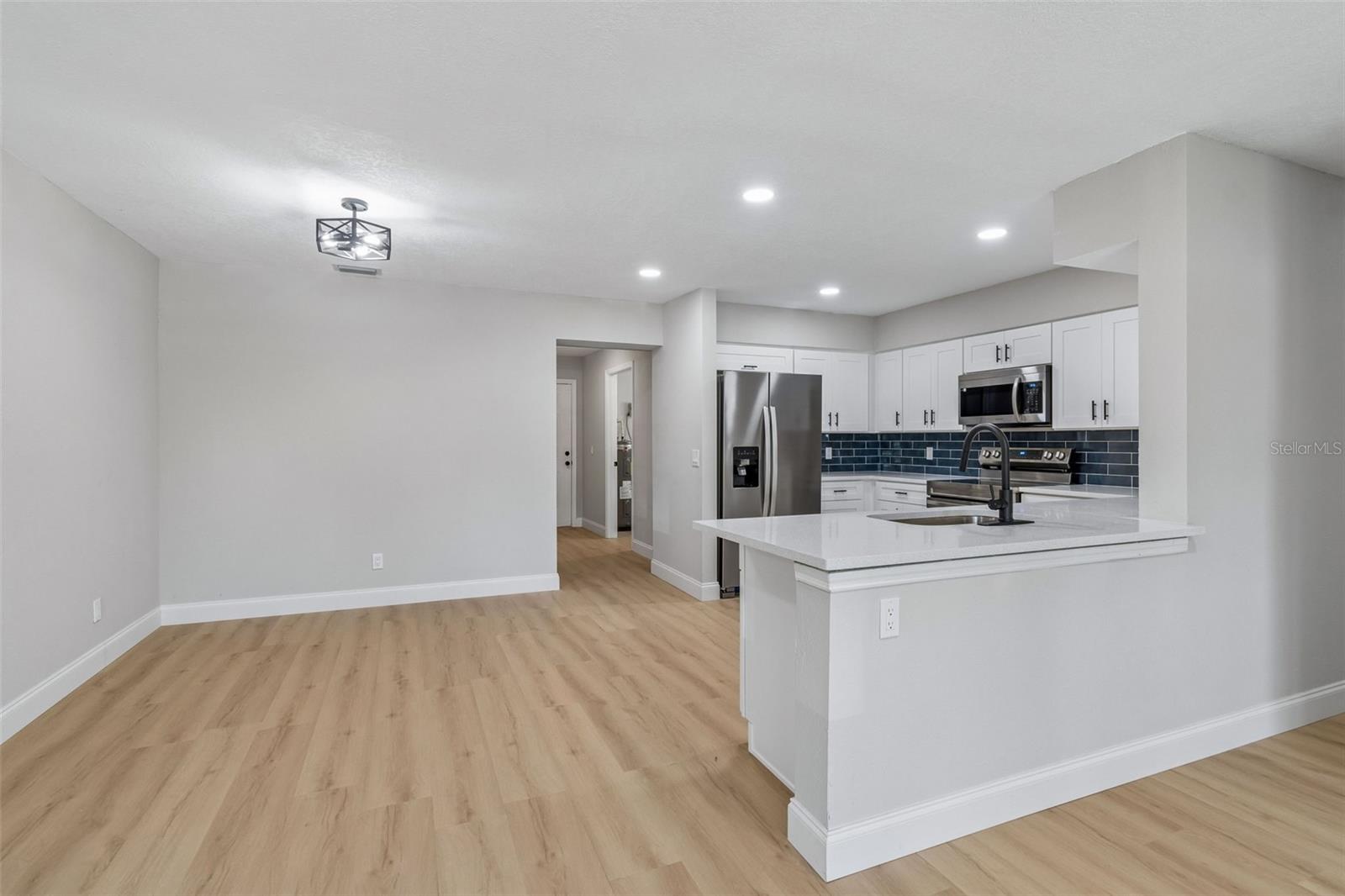 Listing photo id 9 for 3415 Knollwood Street