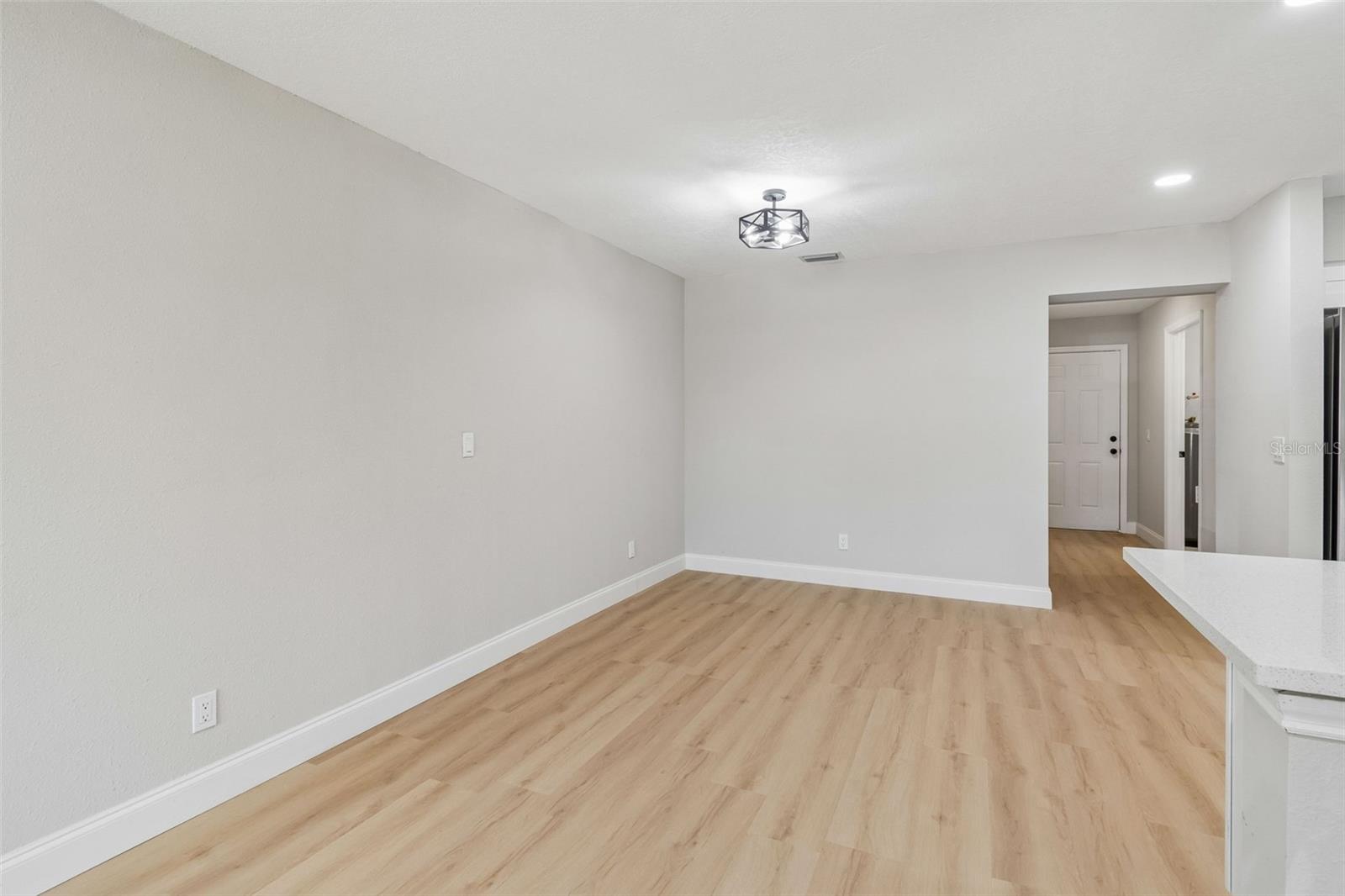 Listing photo id 10 for 3415 Knollwood Street