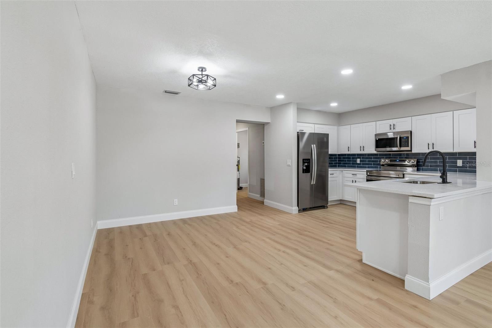 Listing photo id 11 for 3415 Knollwood Street