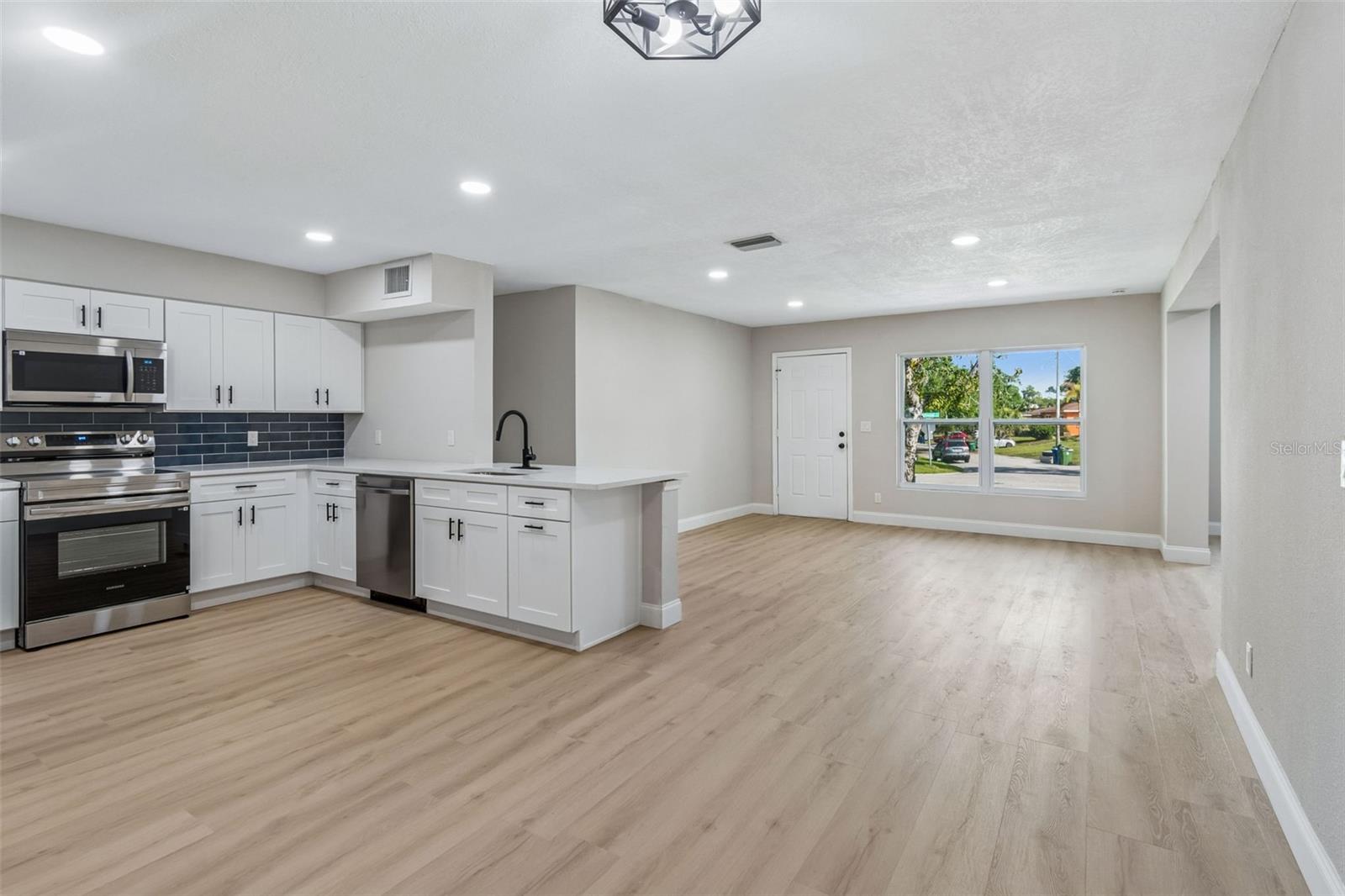 Listing photo id 12 for 3415 Knollwood Street