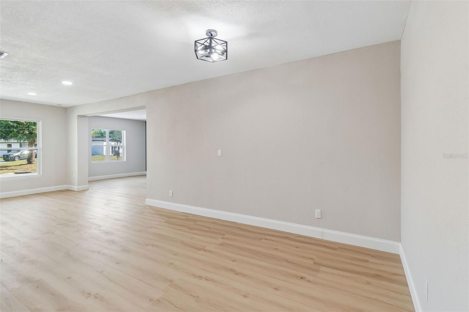 Listing photo id 13 for 3415 Knollwood Street