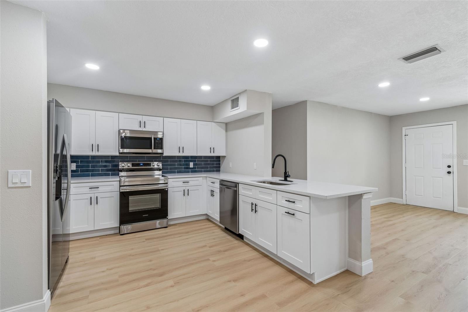 Listing photo id 14 for 3415 Knollwood Street