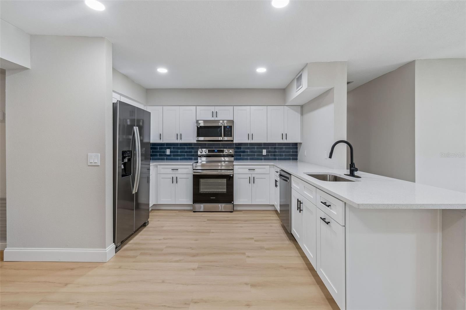 Listing photo id 15 for 3415 Knollwood Street