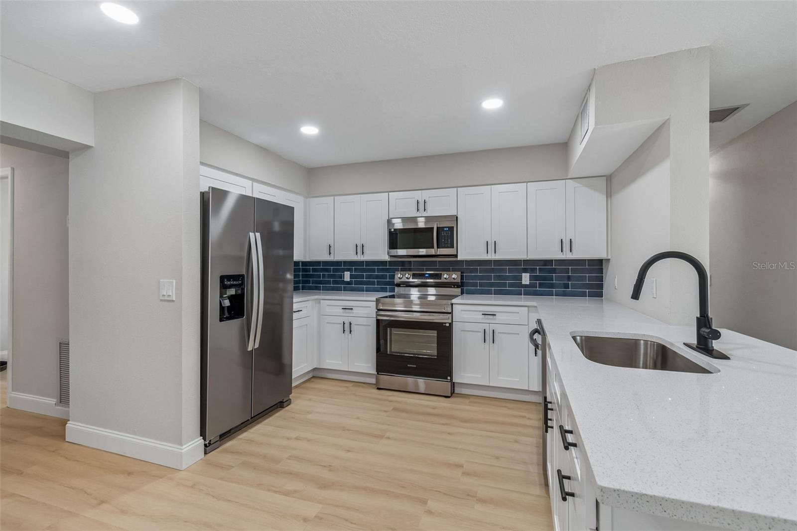 Listing photo id 16 for 3415 Knollwood Street