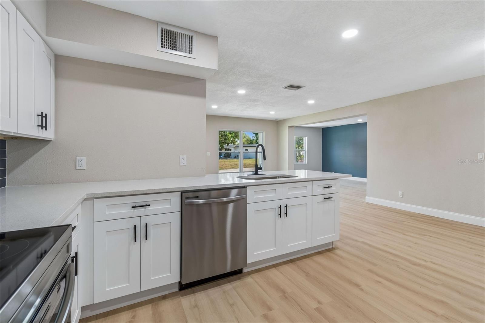 Listing photo id 18 for 3415 Knollwood Street