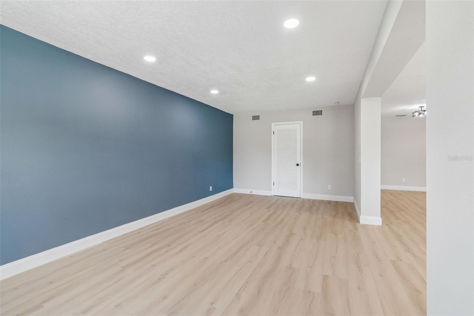 Listing photo id 19 for 3415 Knollwood Street