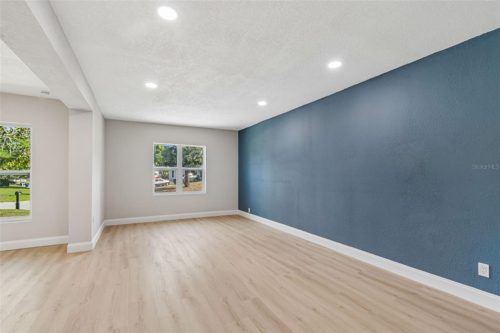 Listing photo id 22 for 3415 Knollwood Street