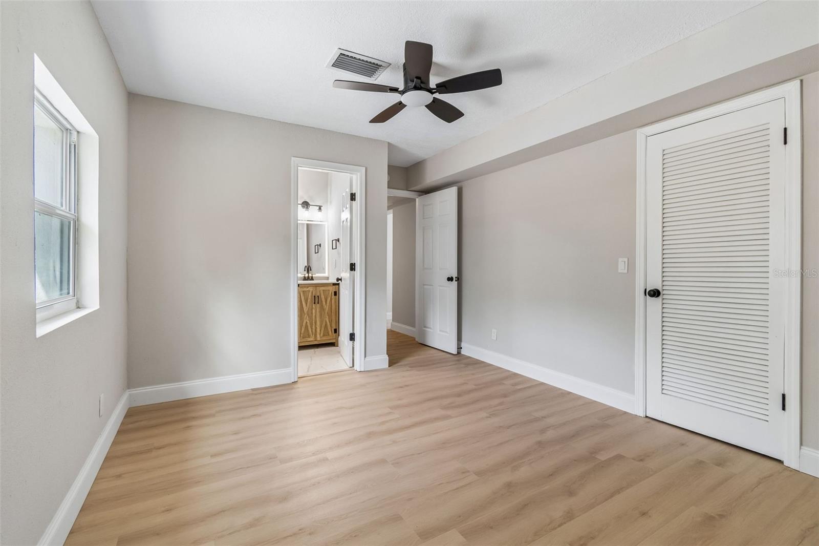 Listing photo id 24 for 3415 Knollwood Street