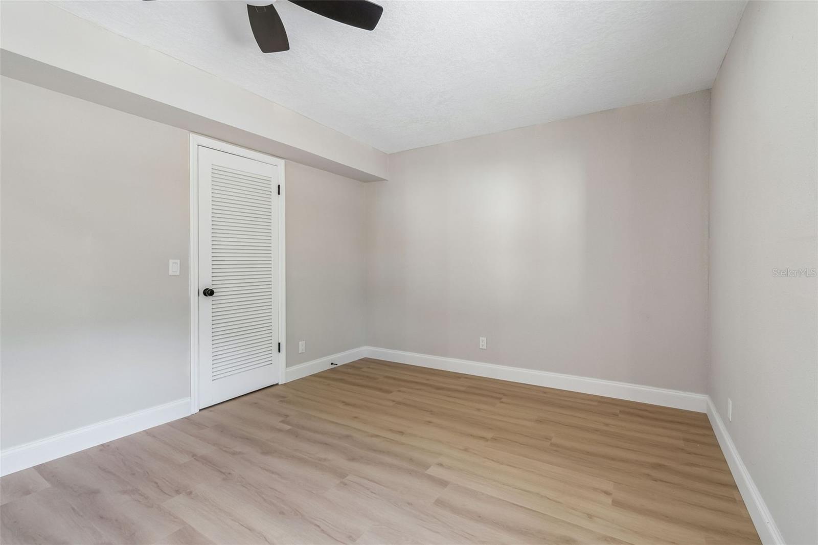 Listing photo id 25 for 3415 Knollwood Street