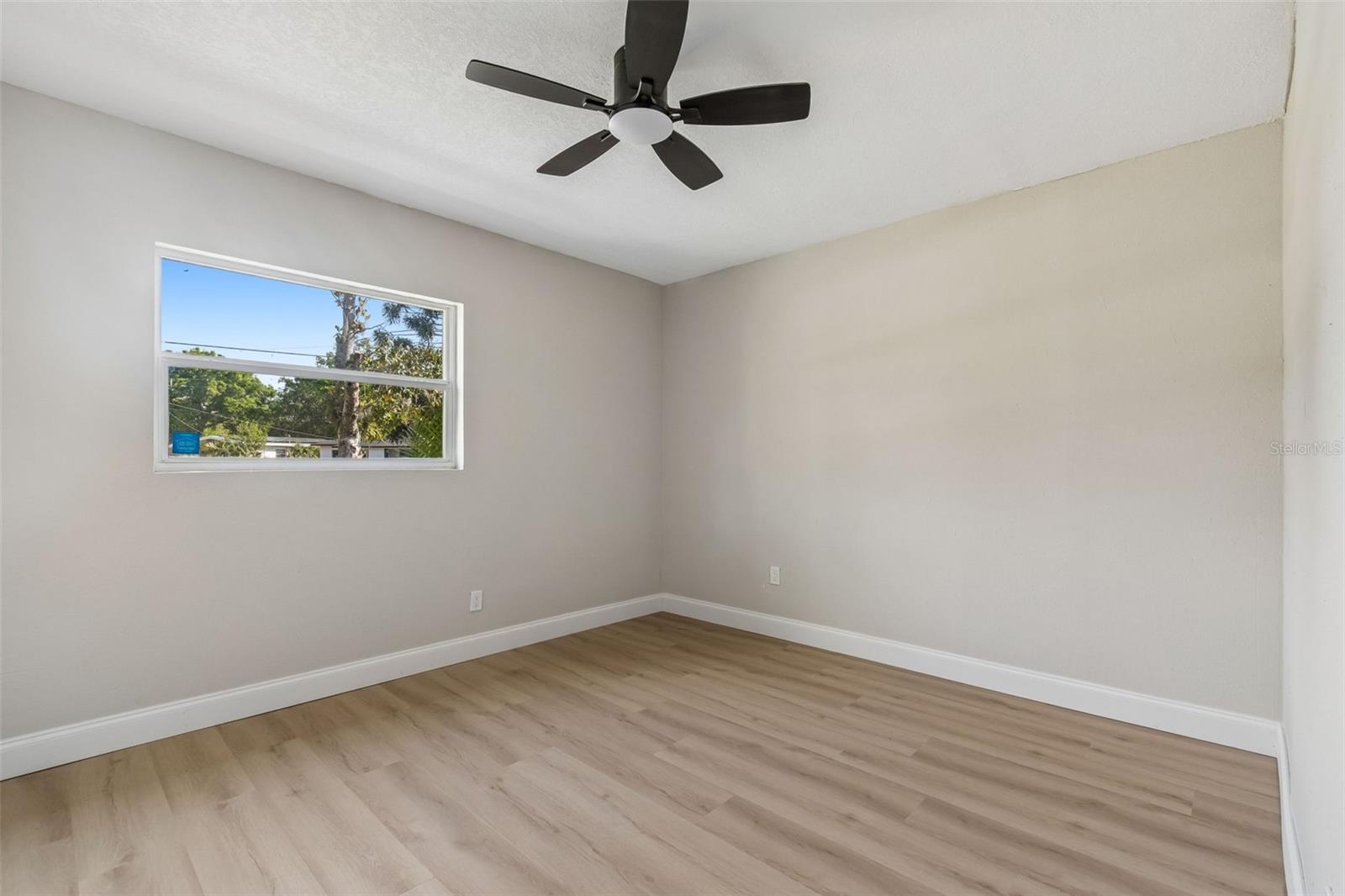 Listing photo id 28 for 3415 Knollwood Street