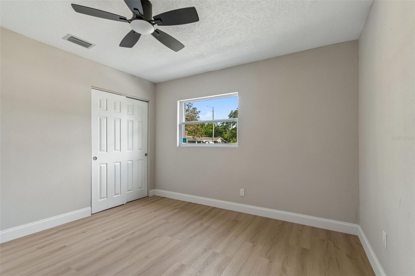 Listing photo id 31 for 3415 Knollwood Street