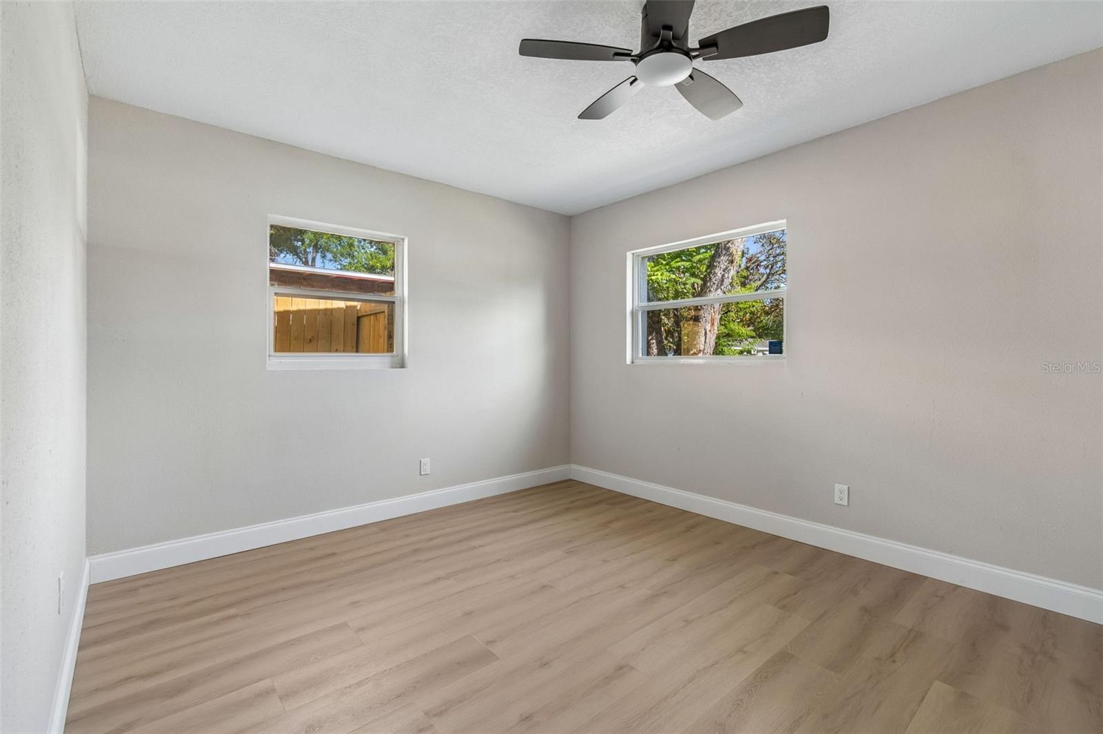 Listing photo id 34 for 3415 Knollwood Street