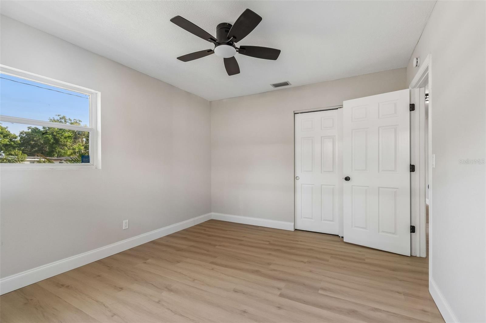 Listing photo id 37 for 3415 Knollwood Street