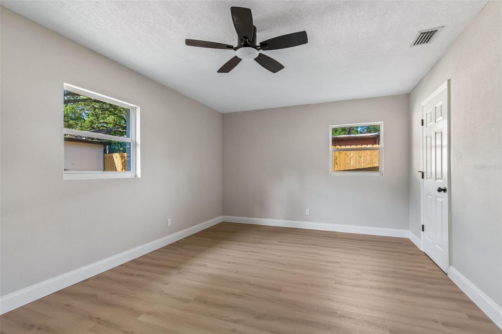 Listing photo id 38 for 3415 Knollwood Street