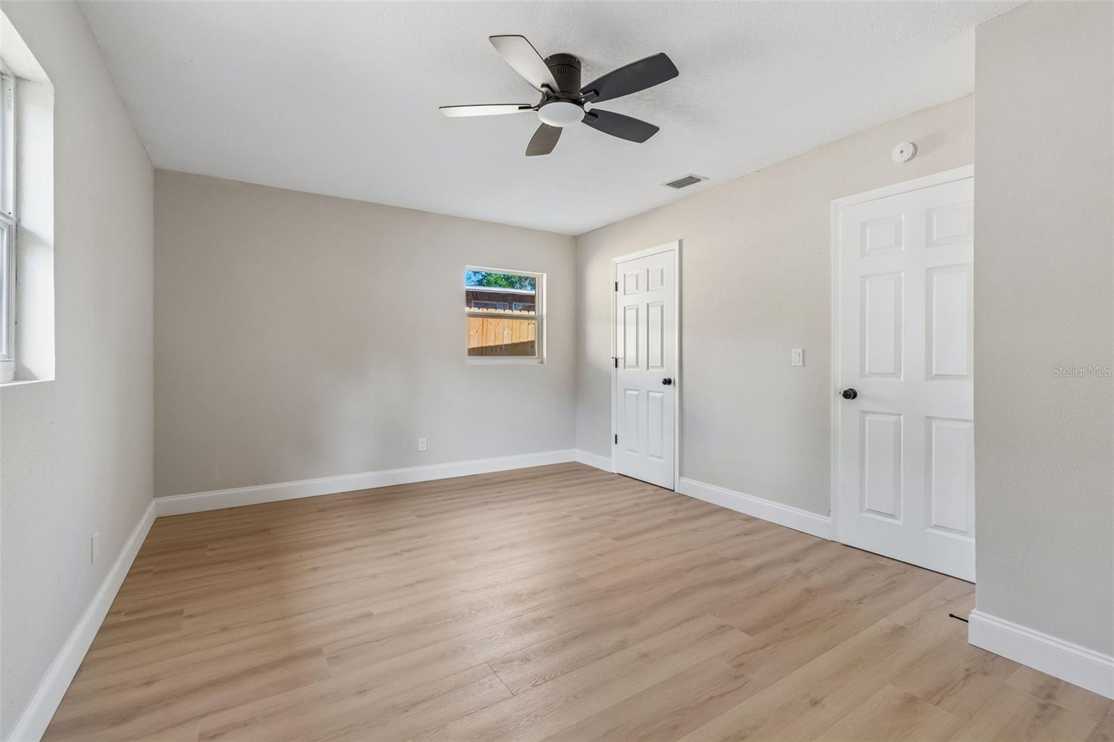 Listing photo id 39 for 3415 Knollwood Street