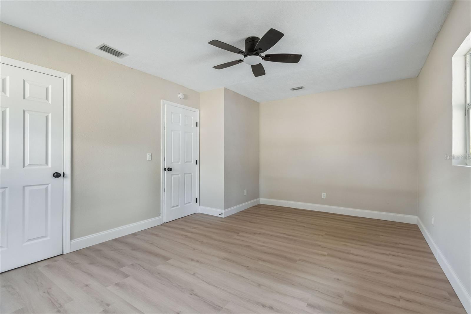 Listing photo id 40 for 3415 Knollwood Street