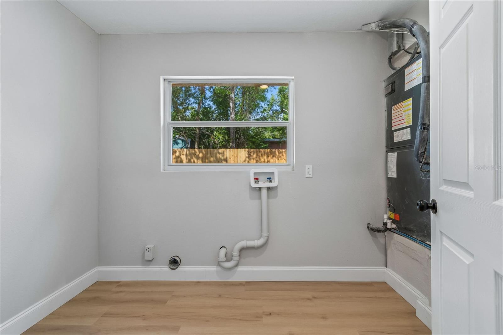 Listing photo id 42 for 3415 Knollwood Street