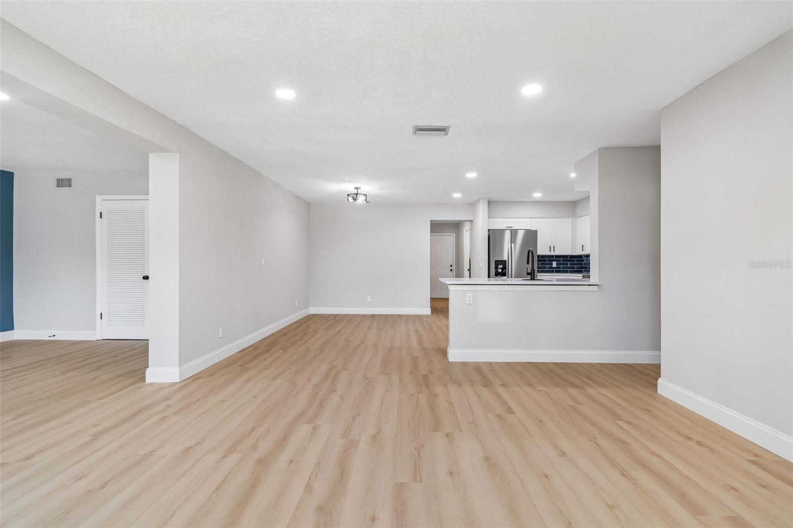 Listing photo id 4 for 3415 Knollwood Street